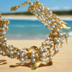 A Beautiful Party Era Bracelet in Gold Plated SKU6481